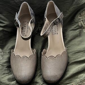 L'Artiste Parchelle Pump SZ 7.5 or 38